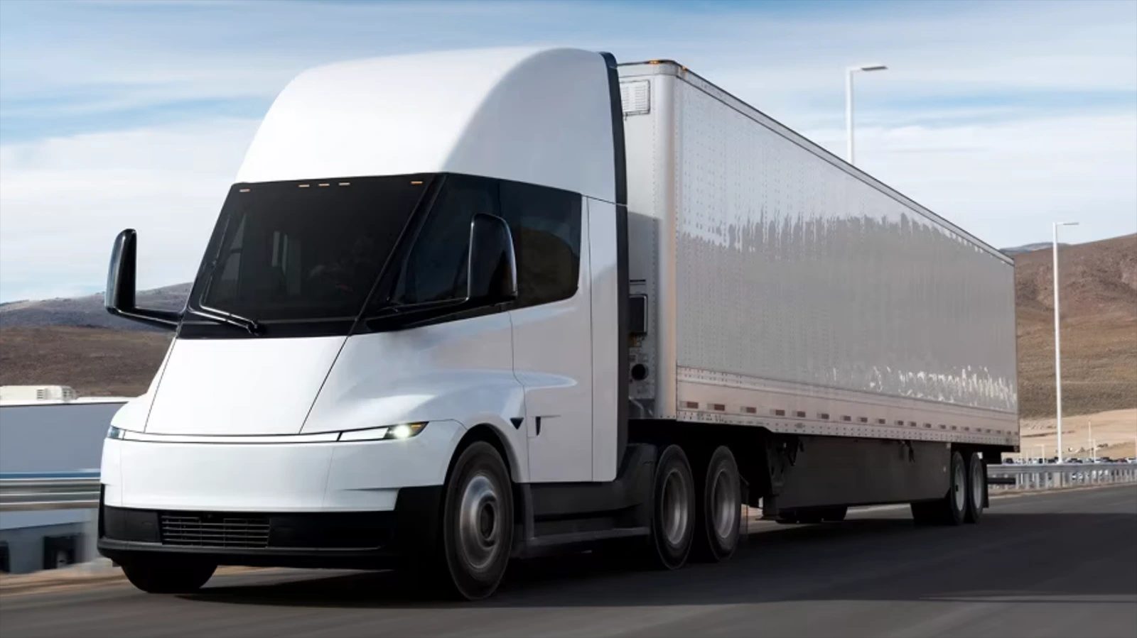 Tesla Semi Long Range má 822kWh akumulátor, ukazují specifikace