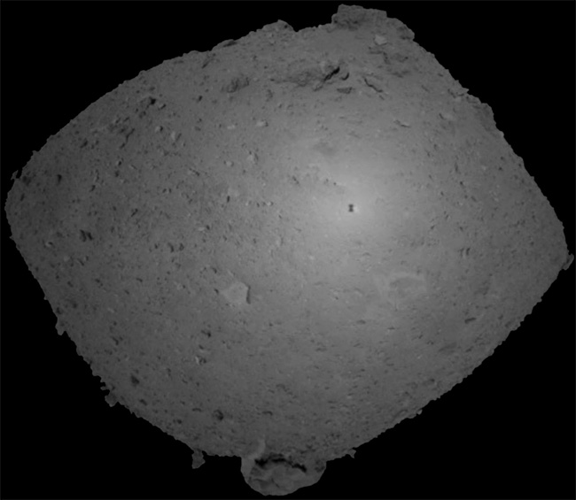 Hayabusa-2 se úspěšně dotkla asteroidu Ryugu a sebrala vzorky