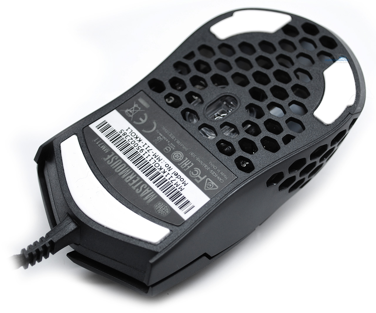 Cooler Master MM711: lehká herní myš jako řešeto