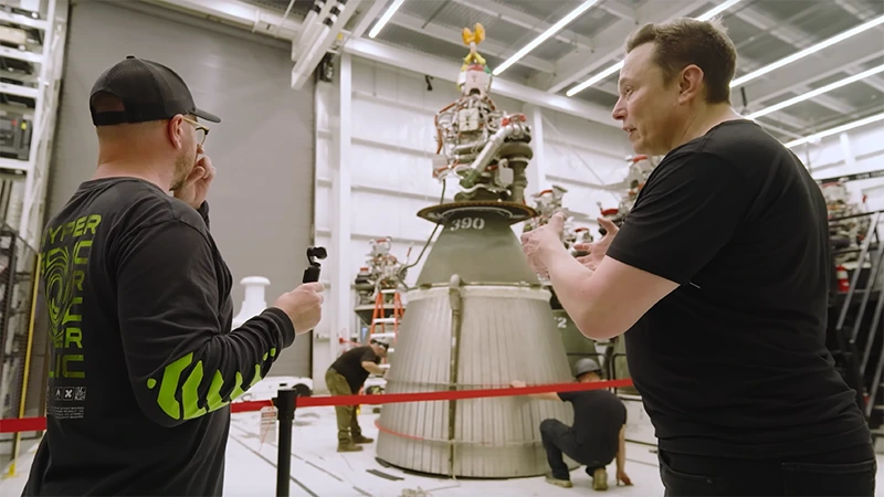 Elon Musk ukázal youtuberovi továrnu SpaceX, natočili o tom hodinové video