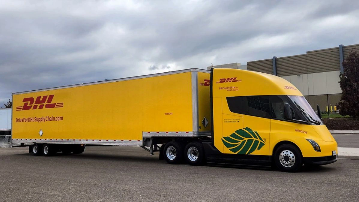 DHL po úspěšném testu nasazuje elektrické tahače Tesla Semi