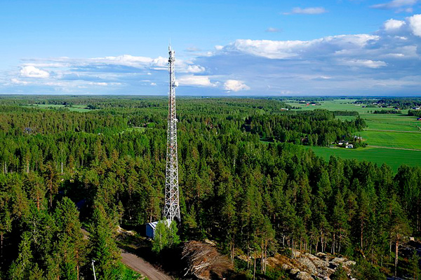 Lidé nabádají k zapálení 5G vysílačů, prý mohou za šíření nemoci COVID-19 