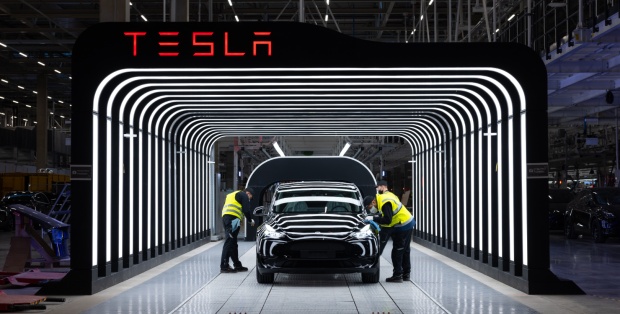 Tesla v kumulativním zisku: i přes všechny ztráty z minulosti je už v plusu