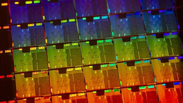 Samsung má už vyrábět procesory pro nestíhající Intel