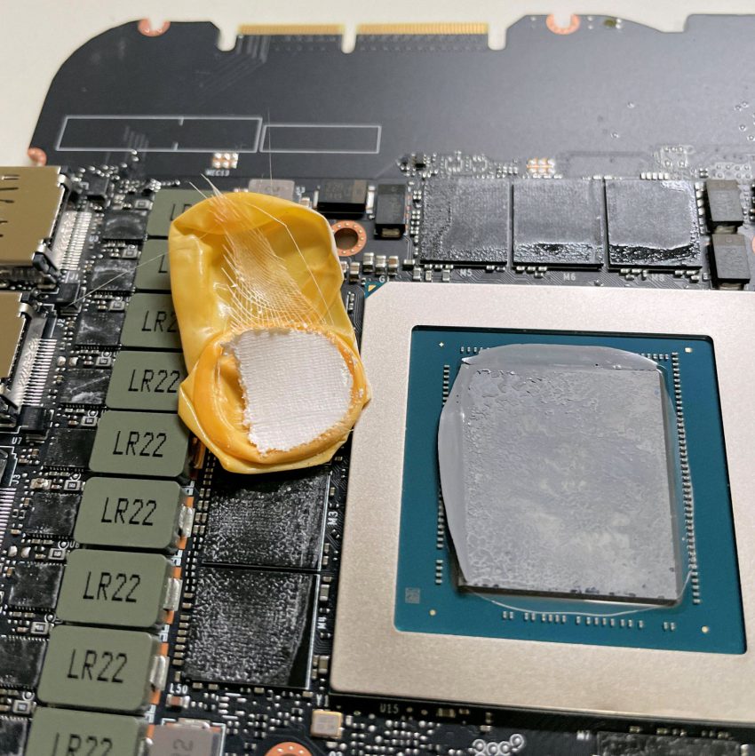 Co ve své RTX 3090 FE najít nechcete: gumový náprstek na pamětech