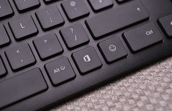 Microsoft na své nové klávesnice přidal funkce pro Office a smajlíky