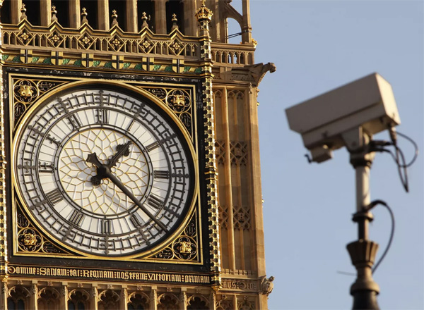 Velká Británie zavede bezprecedentní zákon pro sledování občanů