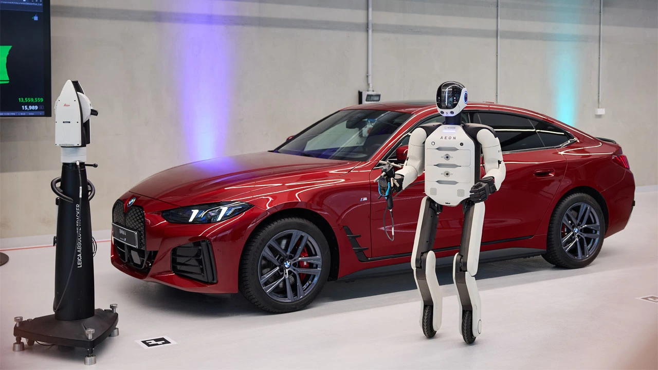 Humanoidní robot AEON v Lipsku pomáhá vyrábět baterie do aut BMW