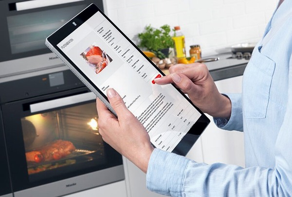 Microsoft spolupracuje s Miele, Fujitsu začalo pěstovat salát