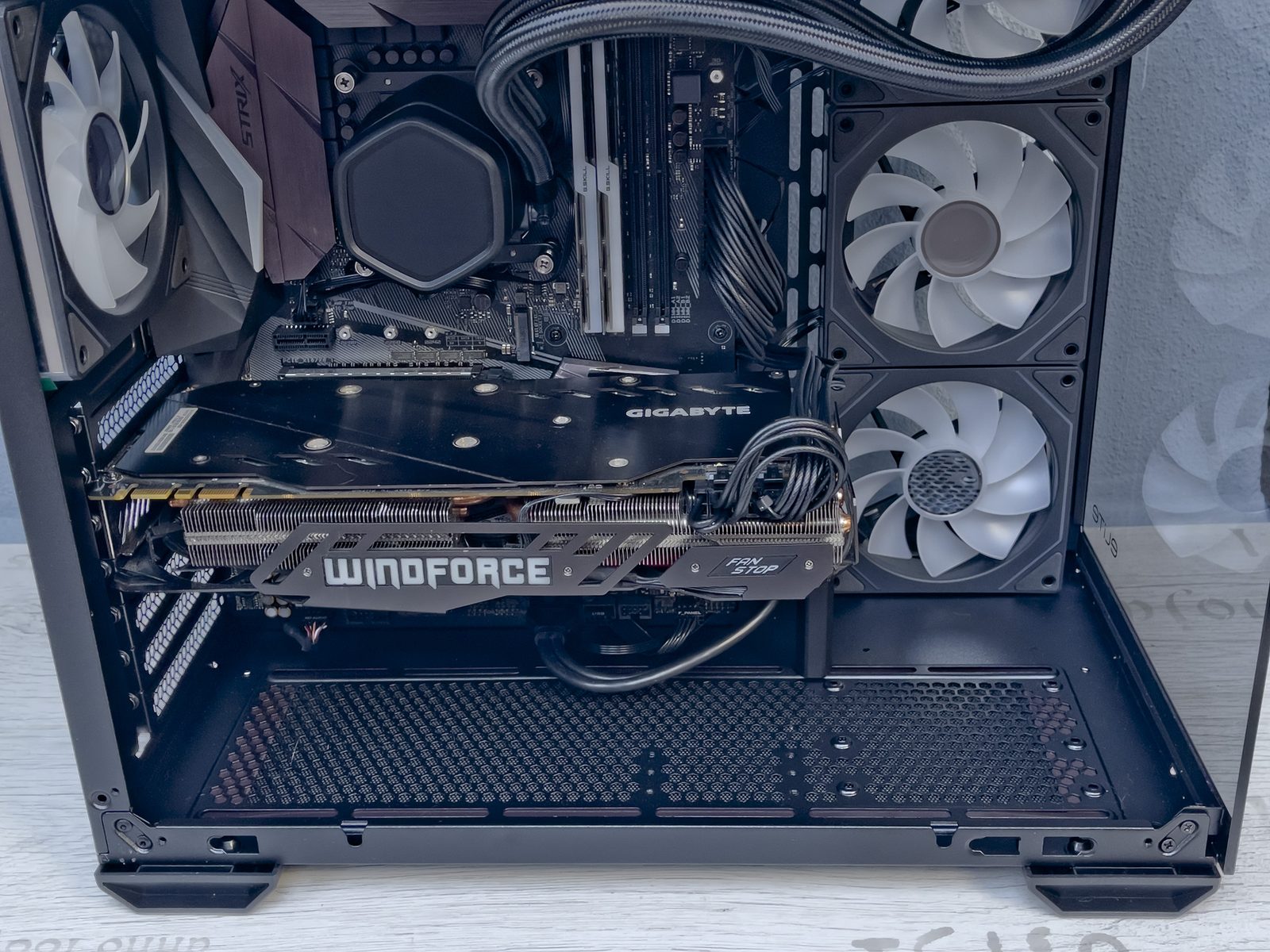 Test skříně Cooler Master Elite 681 – stvořena pro podívanou