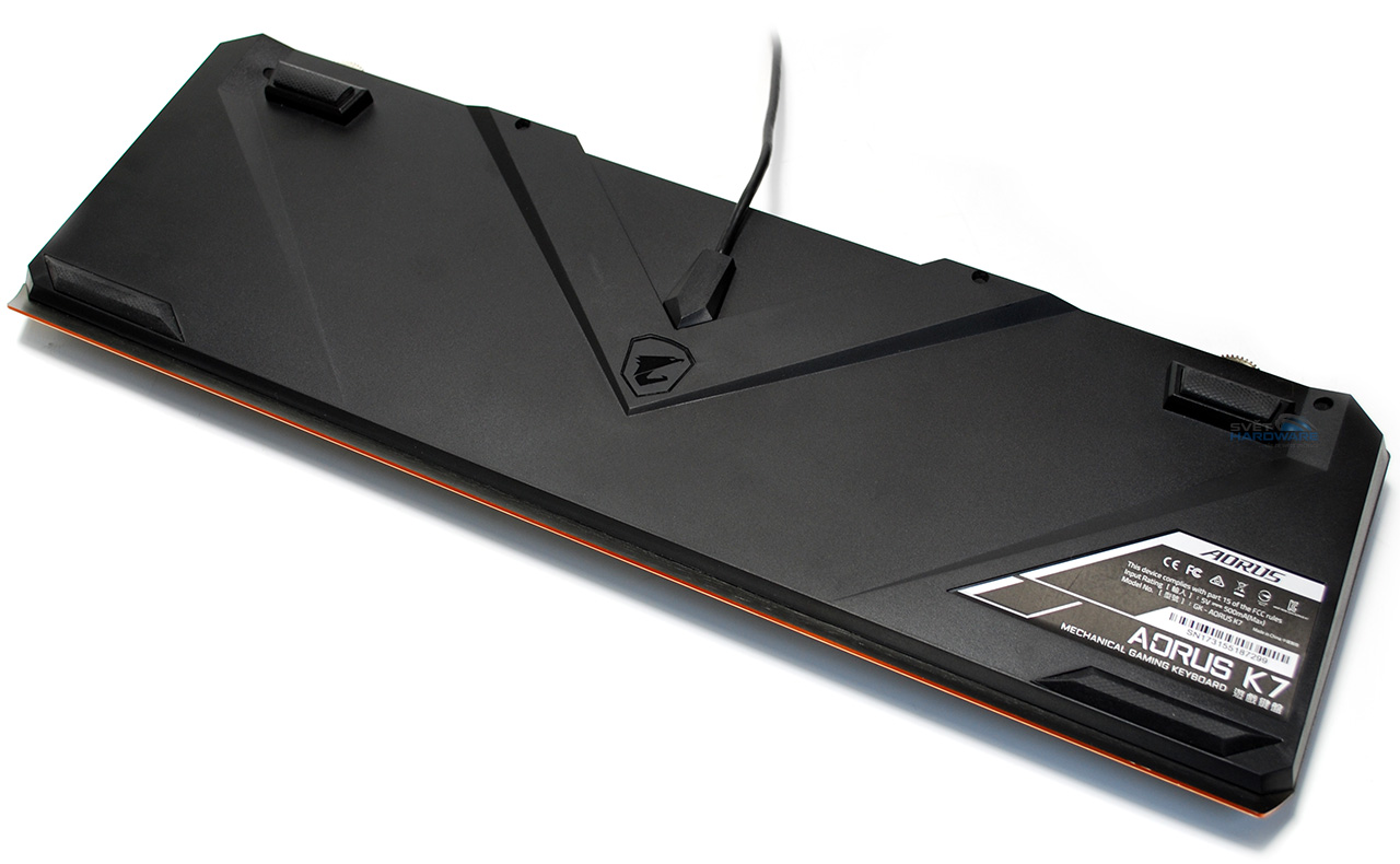 Aorus K7: hliníková mechanika v RGB barvách