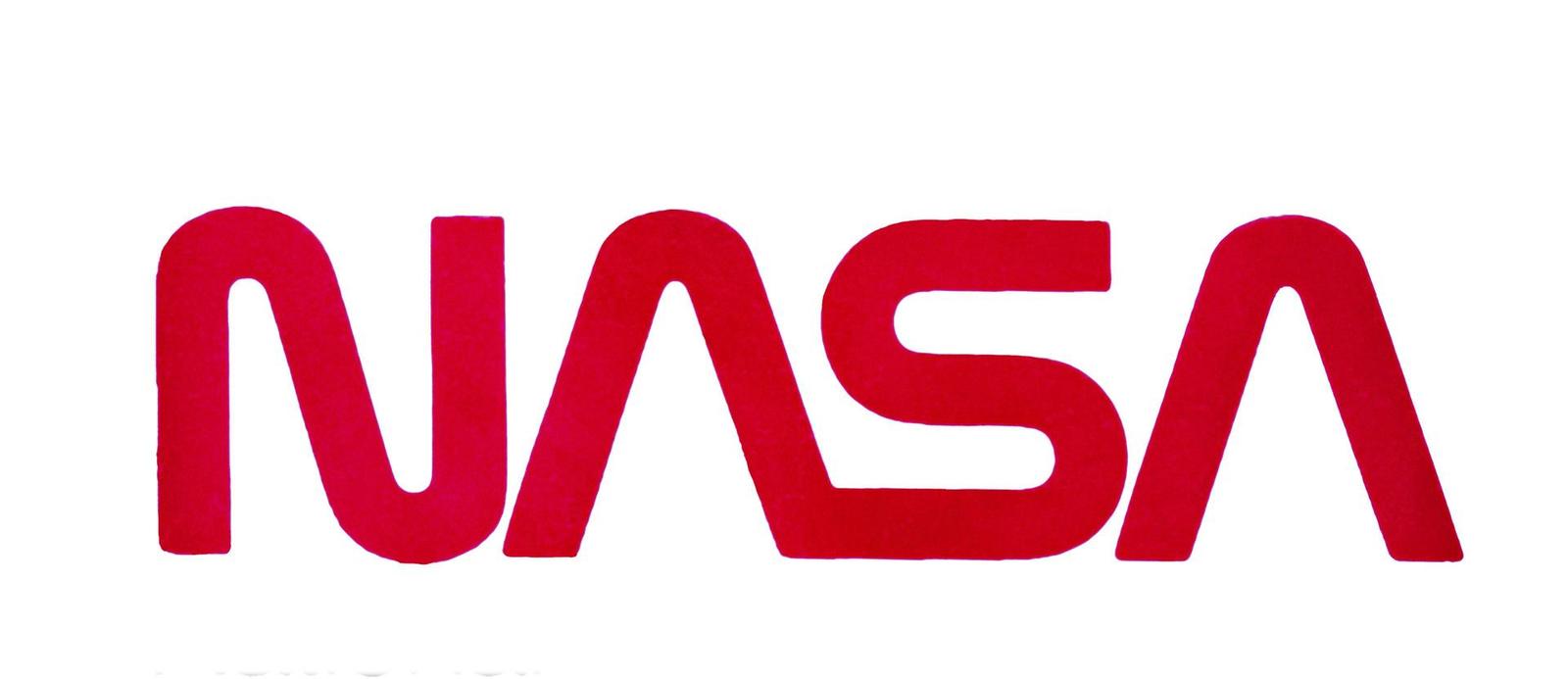 Artemis I ponese červené červí logo NASA, už je na segmentech pomocné rakety