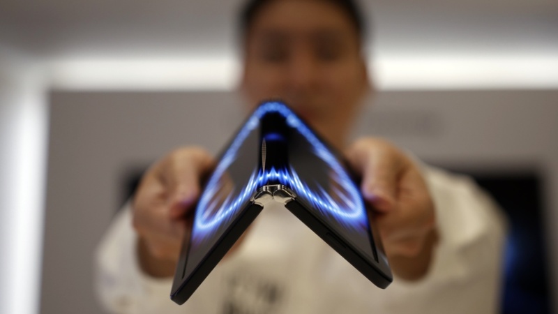 LG představilo 8" i 17" ohebné displeje OLED pro mobilní zařízení