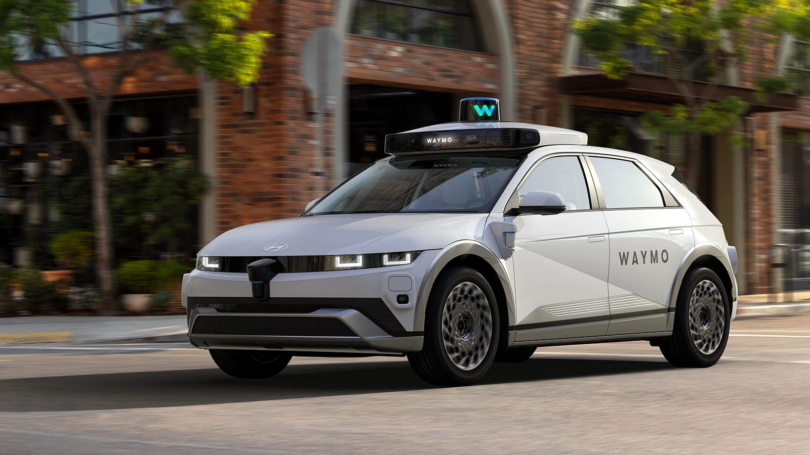 Autonomní taxi Waymo jsou dle IIHS o 68 % bezpečnější než lidští řidiči