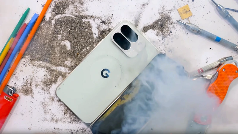 Test odolnosti telefonu Google Pixel 10 Pro Fold skončil rozlomením a požárem baterie