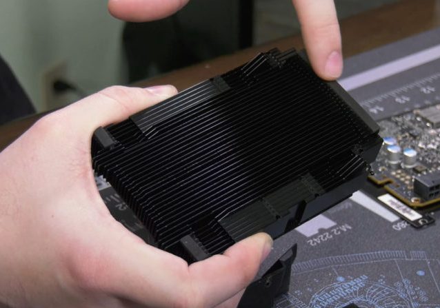 NVIDIA TITAN V rozebrán, obsahuje GV100-400