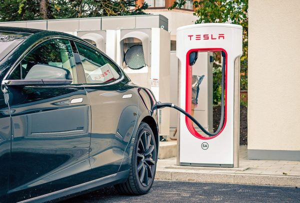Tesla chystá levnější akumulátory i verze úplně bez kobaltu