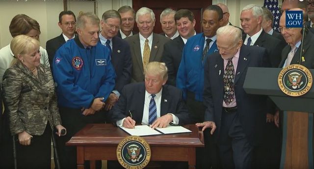 Národní rada pro kosmonautiku ustanovena v Bílém domě