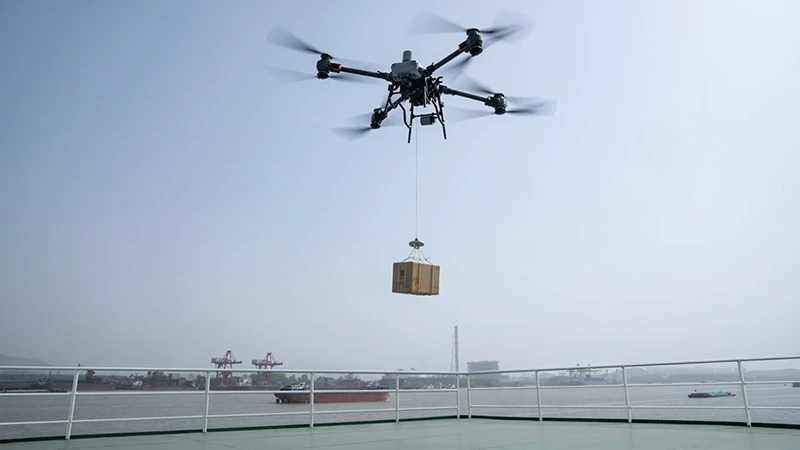 DJI uvádí svůj první doručovací dron: FlyCart 30 zvládne 30kg balíky