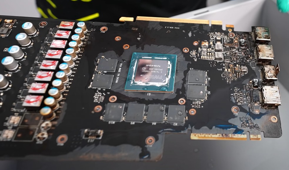 GeForce RTX 2070 SUPER přežila i žár hořícího bytu