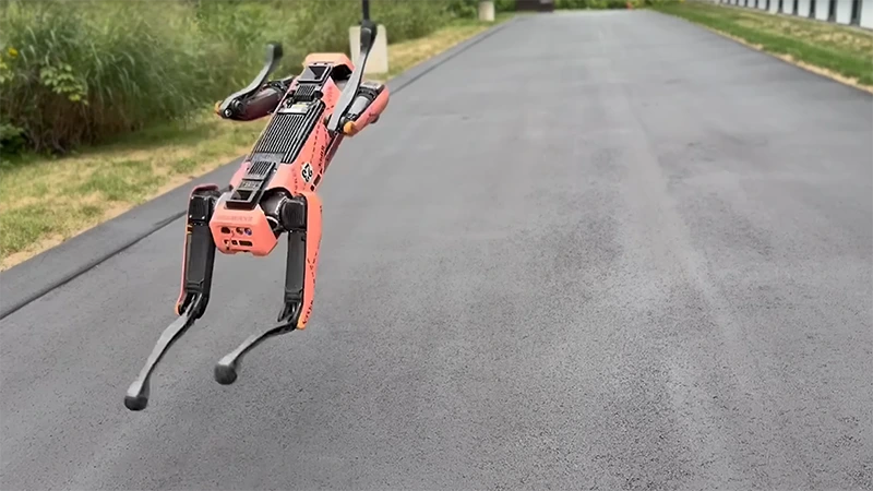 Robot Spot od Boston Dynamics nyní umí salto vzad