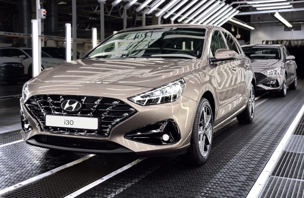 Tesla: co vězí za jejím úspěchem a proč ještě nezbankrotovala?