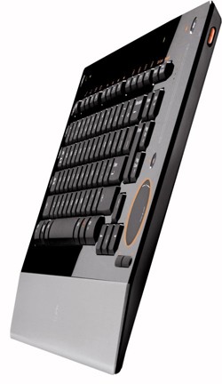 Logitech uvádí dobíjecí klávesnici se štíhlým designem