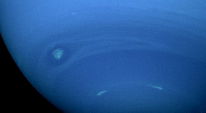 Astronomové mohou sledovat utišující se masivní bouři na Neptunu