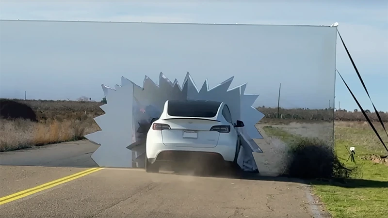 Autopilot Tesly nezvládl iluzorní filmovou stěnu, vůz s LiDARem ano