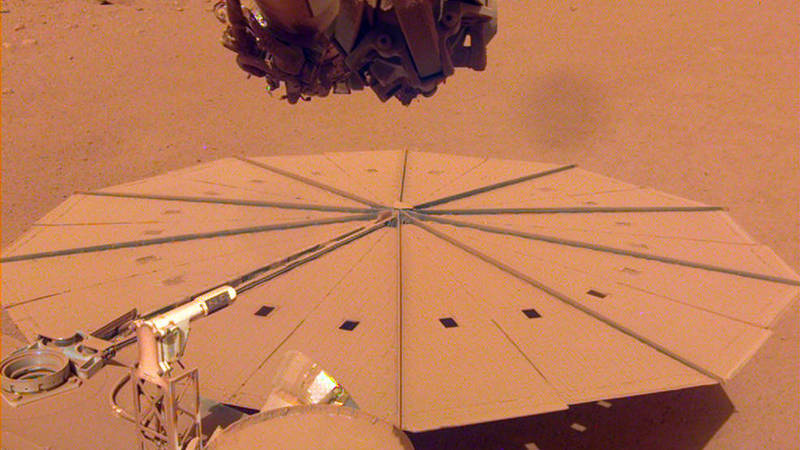 NASA InSight pomalu končí pod nánosem prachu, ale naděje žije