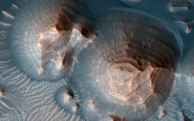 Mars byl dle NASA utvářen i gigantickými sopečnými erupcemi dávných kalder