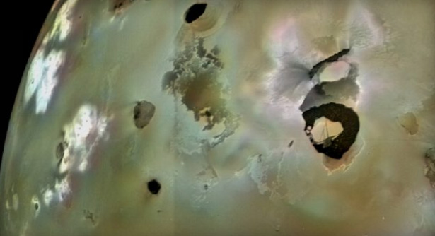 Io ukázal obrovské vlny lávy v pohybu