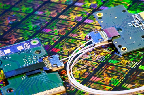 Intel představil experimentální optický datový spoj s propustností 50 Gb/s