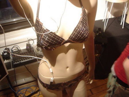 Solární bikiny schopné nabíjet iPod