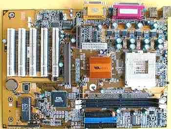 Základní deska PC Chips M807 se pyšní nízkou cenou