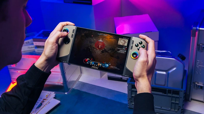 Intel prý o 20 % poráží AMD v herním výkonu, naznačuje MSI se svou konzolí Claw 8 AI+