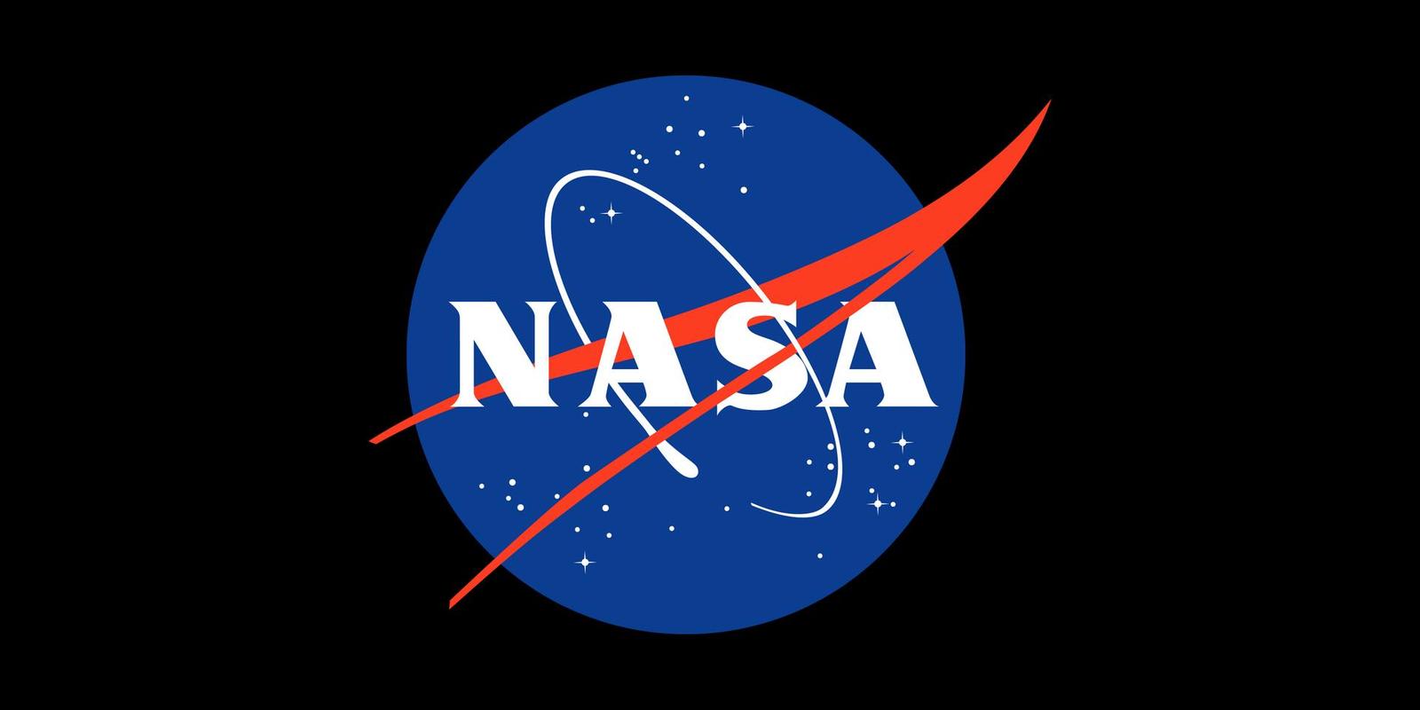 Artemis I ponese červené červí logo NASA, už je na segmentech pomocné rakety