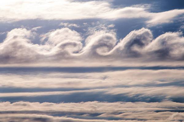 Hubble se podíval na vzdálený vesmír skrz galaktickou čočku