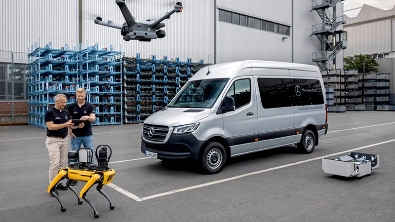 Mercedes-Benz v Düsseldorfu nasadí robotické psy Aris, chce ušetřit statisíce EUR