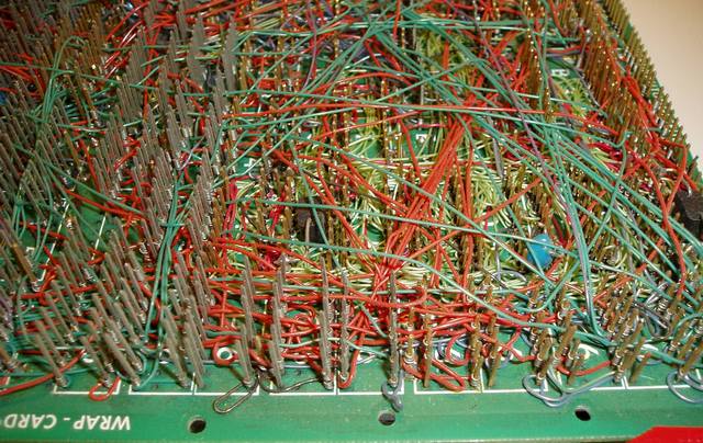 Jen změť kabelů? Ne, je to podomácku vyrobené 8bitové CPU