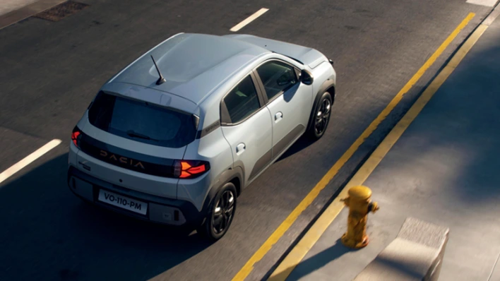 Nová Dacia Spring s LFP: víc výkonu, ještě méně baterie, a to od 16.900 EUR