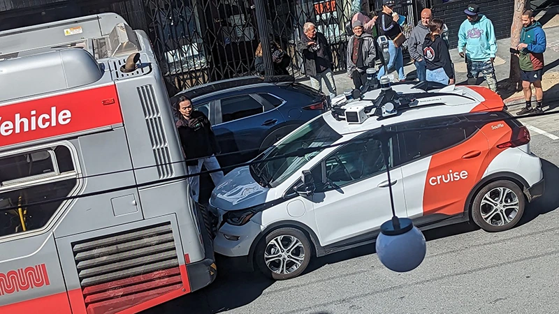 Autonomní auta Cruise mají další potíž, jedno nabouralo do autobusu