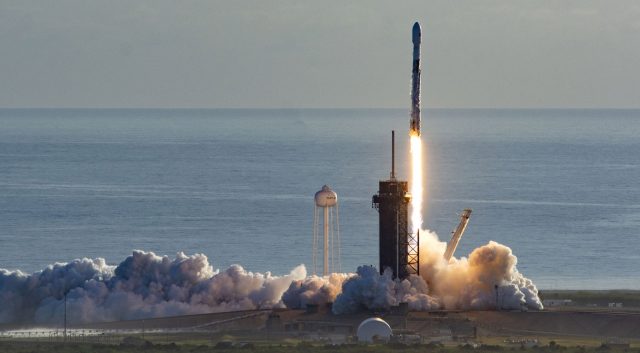 SpaceX čelí dalšímu zpoždění startu s posádkou