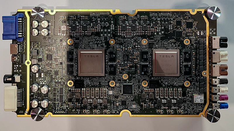 Tesly s počítačem HW4/AI4 mají problém, kvůli zkratům odchází do křemíkového nebe