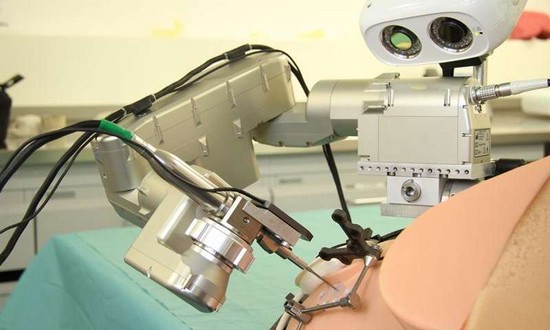 Přesný robot pomáhá při kochleární implantaci