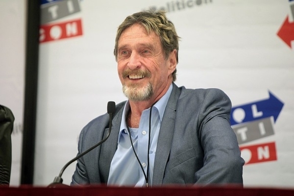 John McAfee nalezen mrtev ve španělském vězení po schválení vydání do USA