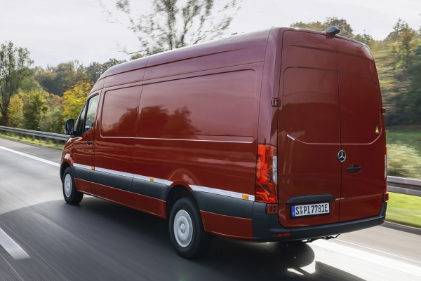 Elektrický Mercedes-Benz eSprinter ujel 475 km při 21,9 kWh/100km