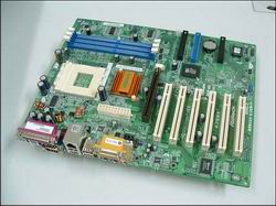 Základní deska s čipovou sadou SIS 748 od ASRock