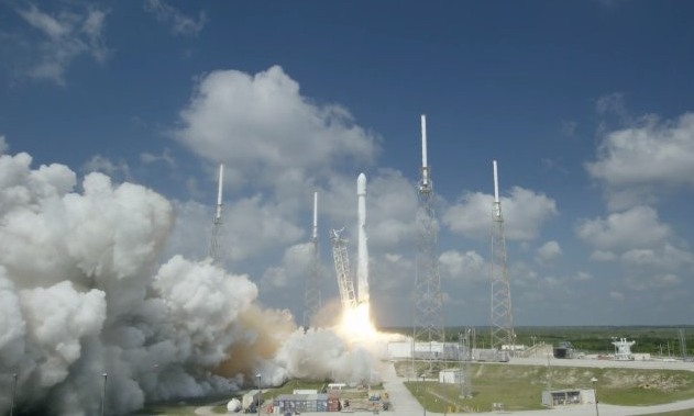 Falcon 9 tvrdě narazil do plovoucí plošiny a explodoval