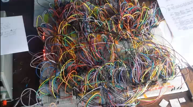 Jen změť kabelů? Ne, je to podomácku vyrobené 8bitové CPU